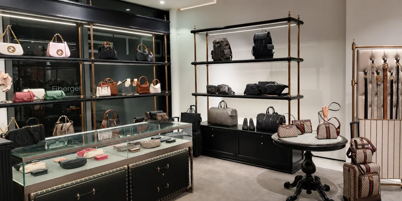Panoramica della boutique Gucci completata con arredi espositivi su misura