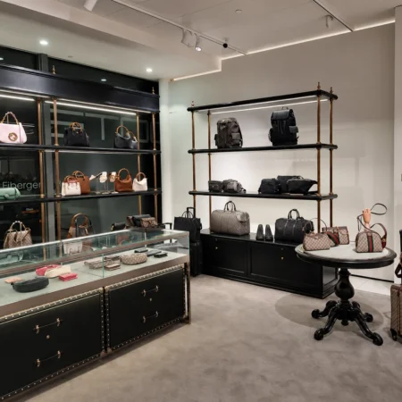 Panoramica della boutique Gucci completata con arredi espositivi su misura