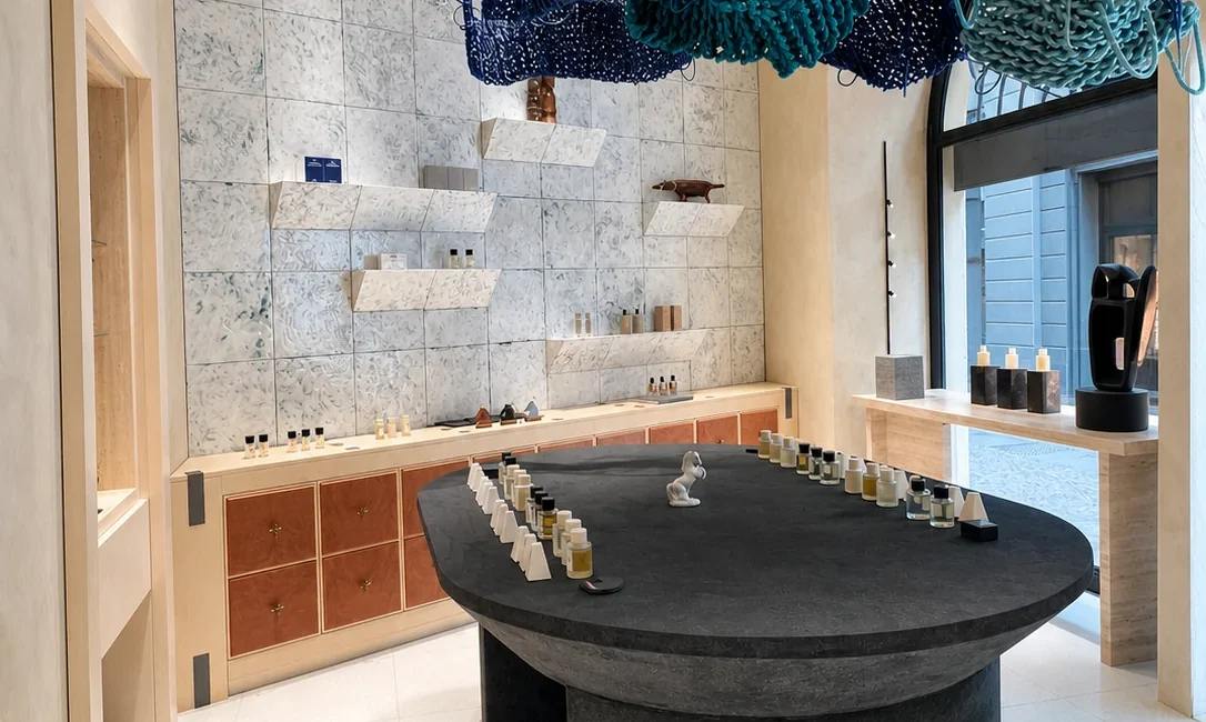 Panoramica dello spazio retail Pesade completato con arredi espositivi